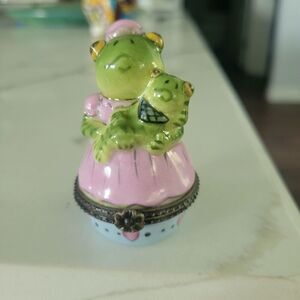 Vintage 97' Peach Design LTD Enesco licenced Ceramic girl frog treasure box 3"